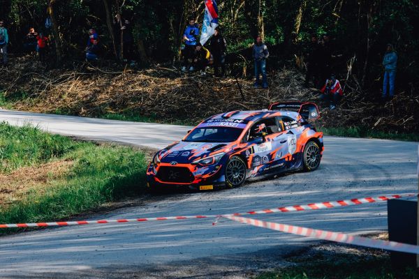 Les avantages uniques de la compétition en voiture de rallye